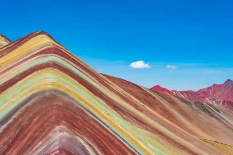 Fotografia de montaña de colores .